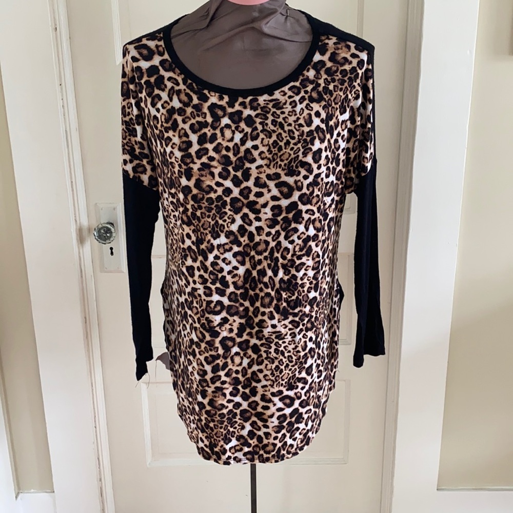 Happening in the present Leopard Print‎ Top small
